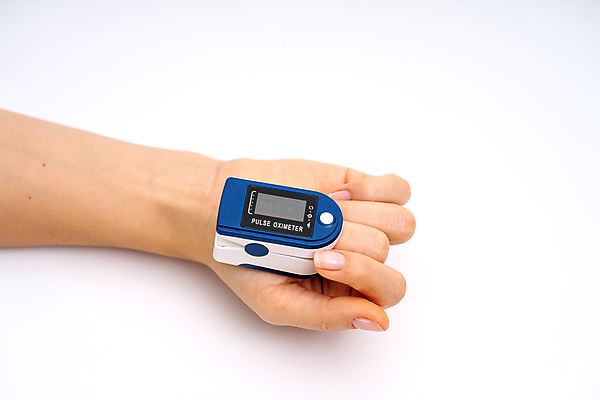 포토 JPG 해외이미지 손 실내 신체부위 주먹 측정 흰배경 측정기 산소포화도측정기 해외포토 백그라운드 모션 사람 내부 기계 흰색 파일형식 이미지허브