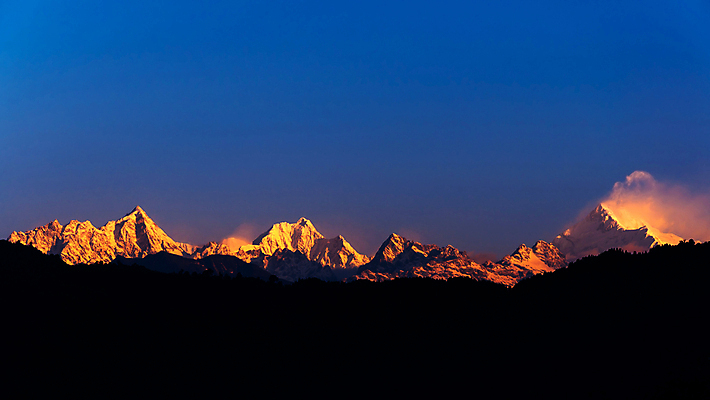 포토 JPG 해외이미지 계절 공원 여행 겨울 자연 하늘 아침 산 그림자 사람없음 파란색 빛 일출 환경 얼음 황혼 일몰 새벽 추위 흰색 정상 언덕 빙하 암초 웅장함 절정 히말라야 눈내림 해외포토 주간 자연요소 공공시설 컬러 눈_날씨 노을 생태계 파일형식 산맥 이미지허브