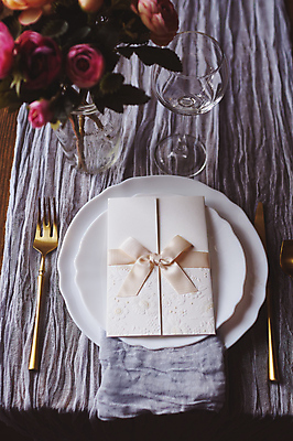 포토 JPG 해외이미지 접시 꽃 결혼 포크 와인잔 사람없음 하이앵글 로맨틱 식탁보 나이프 청첩장 스몰웨딩 해외포토 식물 식기 뷰포인트 컨셉 술잔 카드_감사 이벤트 칼 파일형식 이미지허브