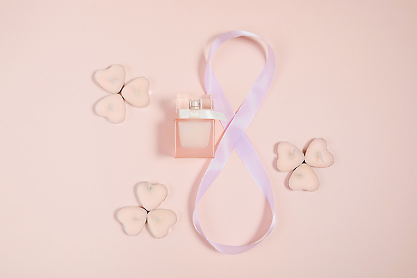 포토 JPG 해외이미지 모양 전통 기념일 분홍색 백그라운드 컨셉 휴가 선물 사랑 이벤트 사람없음 장식 선물상자 컬러풀 축제 흰색 하트 축하 플랫 우아함 심볼 향수 레이아웃 향 해외포토 감정 컬러 상자 화장품 파일형식 이미지허브