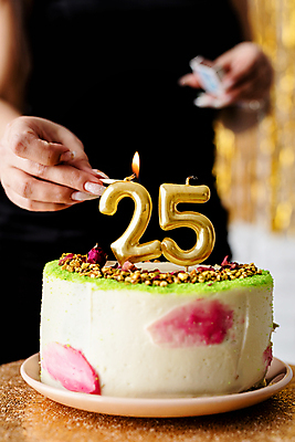 포토 JPG 해외이미지 백인 여자 행복 초 촛불 한명 들기 사람 이벤트 상반신 성인 앞모습 옆모습 아웃포커스 파티 케이크 기쁨 축하 생일 생일케이크 성인여자한명만 해외포토 서양인 1 기념일 감정 뷰포인트 컨셉 모션 디저트 촬영기법 여자한명만 성인여자만 파일형식 이미지허브