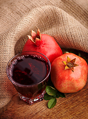 포토 JPG 해외이미지 잔 실내 사람없음 삼베 석류 석류주스 나무배경 해외포토 식기 백그라운드 과일 내부 과일주스 파일형식 천_직물 이미지허브