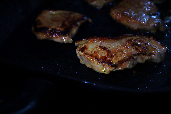 포토 JPG 해외이미지 음식 조각 부분 실내 건강 마늘 육류 요리 사람없음 목재 세로 컬러풀 주방 검은색 식사 저녁식사 치킨 튀김 프라이팬 그릴 인스턴트 가슴 굽기 허브 피부 향신료 준비 냅킨 후추 로즈메리 건강식 비용 해외포토 나무 식물 컬러 채소 식재료 재료 주방용품 내부 신체부위 경제 구이 닭고기요리 향미료 파일형식 이미지허브