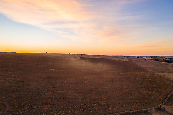 포토 JPG 해외이미지 식물 산업 문화 패턴 밭 농업 자연 표면 안테나 사람없음 야외 농작물 농장 농경지 기계 일몰 흙 장비 수확 성장 시골 업무 농부 땅 포르투갈 준비 질감 먼지 트랙터 드론 땅바닥 밭일 세련 해외포토 직업 유럽 무늬 통신 바닥 노을 작업 농기계 생태계 특수차량 파일형식 이미지허브