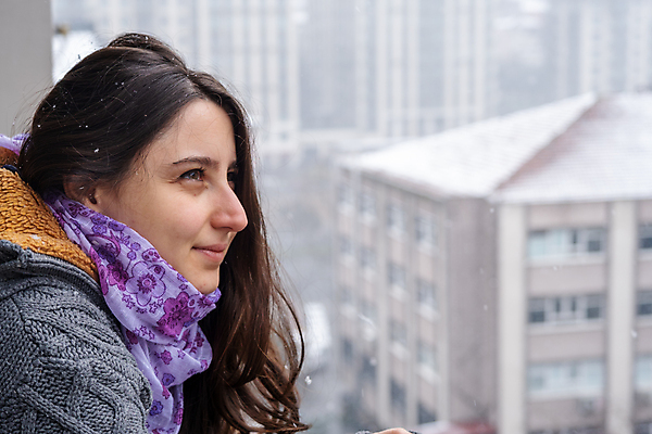 포토 JPG 해외이미지 백인 모델 라이프스타일 응시 여자 행복 얼굴 백그라운드 크리스마스 겨울 자연 휴가 휴식 아파트 갈색머리 한명 미소 사람 풍경 성인 야외 컵 도시풍경 뷰티 추위 자유 코트 발코니 흰색 도시 닫기 스웨터 이웃 눈내림 스타일 해외포토 서양인 1 헤어스타일 식기 시선 계절 기념일 감정 컬러 컨셉 상의 모션 주택 눈_날씨 표정 생활 신체부위 외투 생태계 파일형식 이미지허브