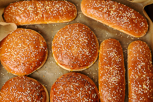 포토 JPG 해외이미지 재료 쟁반 실내 사람없음 햄버거 참깨번 햄버거빵 종이호일 해외포토 빵 패스트푸드 내부 파일형식 이미지허브