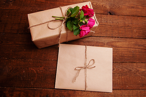 포토 JPG 해외이미지 기념일 리본 종이 꽃다발 백그라운드 컨셉 크리스마스 탁자 휴가 봉투 프레임 발렌타인데이 선물 이벤트 사람없음 목재 장식 빨간색 상자 갈색 우주 놀람 공백 수확 골동품 나뭇가지 시골 축하 인사 신용카드 생일 메시지 편지 활 복고 초대 팩 패키지 판지 구성 편지쓰기 포장소품 해외포토 나무 꽃 감정 컬러 가구 농업 재료 포장 데이이벤트 표정 금융 화장품 기록 예절 오브젝트 포장재료 파일형식 이미지허브