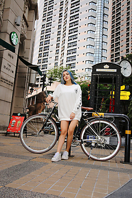 포토 JPG 해외이미지 모델 1 라이프스타일 헤어스타일 응시 여자 행복 감정 얼굴 포즈 백그라운드 자연 건강 한명 미소 사람 성인 야외 청춘 뷰티 유행 기쁨 표현 자신감 피부 긍정 내추럴 스타일 해외포토 시선 컨셉 표정 생활 신체부위 생태계 파일형식 이미지허브