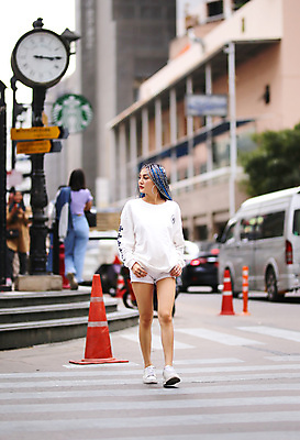 포토 JPG 해외이미지 모델 1 라이프스타일 헤어스타일 응시 여자 행복 감정 얼굴 포즈 백그라운드 자연 건강 한명 미소 사람 성인 야외 청춘 뷰티 유행 기쁨 표현 자신감 피부 긍정 내추럴 스타일 해외포토 시선 컨셉 표정 생활 신체부위 생태계 파일형식 이미지허브