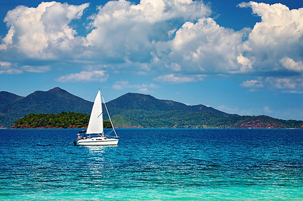 포토 JPG 해외이미지 구름 아시아 바다 섬 여행 요트 태국 자연 하늘 휴가 휴식 항해 풍경 사람없음 물 여름 파란색 침묵 보트 산호 암초 석호 다도해 이국적 터키석 파라다이스 포상금 해외포토 자연요소 계절 나라 컬러 컨셉 돈 배_교통 소리 자포동물 보석 생태계 파일형식 이미지허브