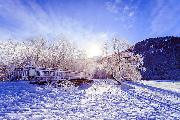 포토 JPG 해외이미지 계절 공원 여행 크리스마스 겨울 밭 자연 하늘 날씨 휴가 산 사람없음 야외 햇빛 놀람 농촌 시골 황무지 영혼 오스트리아 12월 그림 알프스 1월 뿌연 웅장함 잘츠부르크 눈내림 환상 산맥 해외포토 공공시설 기념일 감정 유럽 컨셉 농업 눈_날씨 표정 태양 날짜 생태계 파일형식 이미지허브