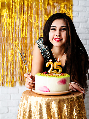 포토 JPG 해외이미지 백인 여자 행복 촛불 한명 들기 사람 이벤트 상반신 성인 앞모습 파티 케이크 기쁨 축하 생일 생일케이크 성인여자한명만 스파클라 해외포토 서양인 1 기념일 감정 뷰포인트 컨셉 초 모션 디저트 폭죽 여자한명만 성인여자만 파일형식 이미지허브