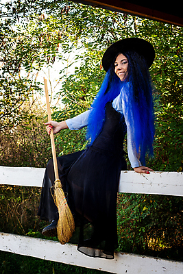 포토 JPG 해외이미지 백인 드레스 옷 얼굴 휴가 거리 한명 미소 앉기 파란색 울타리 농장 걷기 검은색 축제 어둠 할로윈 머그컵 마법사 축하 중세 찡그림 빗자루 마녀 공상 마법 나쁜 러시아인 옛날 캡모자 스타일 해외포토 서양인 모자_잡화 1 컬러 컨셉 농업 모션 표정 사람 신체부위 컵 담장 역사 청소도구 파일형식 이미지허브