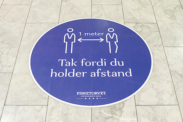 포토 JPG 해외이미지 포스터 비즈니스 텍스트 거리 바닥 실내 건강 덴마크 경고 안전 사람없음 내부 쇼핑 상점 정보 메시지 바이러스 질병 쇼핑몰 사인 감염 공지사항 소매 유지 보유 스칸디나비아 전염병 조언 코펜하겐 코로나바이러스 해외포토 의학 북유럽 파일형식 이미지허브