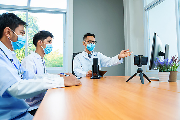 포토 JPG 해외이미지 직업 유니폼 비즈니스 청진기 탁자 회의 협력 병원 사람 성인 세명 약 모니터 방 만남 환자 간호사 의사 관찰 발표 그룹 토론 책상 다문화 외과 동영상 돌봄 세미나 해외포토 옷 가구 컨셉 의학 의료기기 모션 컴퓨터 의료진 사회이슈 파일형식 이미지허브