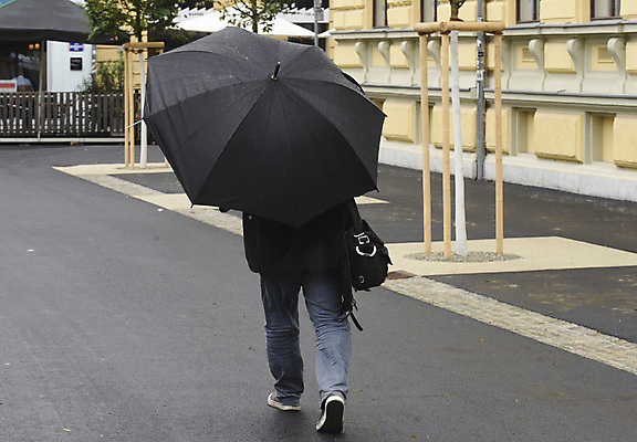 포토 JPG 해외이미지 주간 전신 남자 이동 우산 한명 성인 야외 뒷모습 걷기 비 성인남자한명만 해외포토 자연요소 1 뷰포인트 컨셉 모션 날씨 사람 남자한명만 성인남자만 파일형식 이미지허브