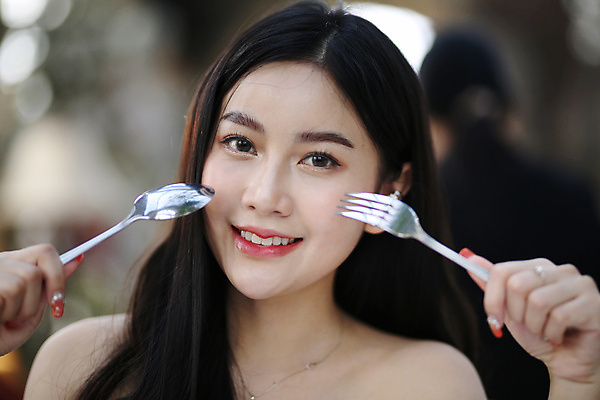 포토 JPG 해외이미지 모델 1 라이프스타일 헤어스타일 응시 여자 행복 감정 얼굴 포즈 백그라운드 자연 건강 한명 미소 사람 성인 야외 청춘 뷰티 유행 기쁨 표현 자신감 피부 긍정 내추럴 스타일 해외포토 시선 컨셉 표정 생활 신체부위 생태계 파일형식 이미지허브