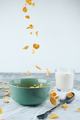 포토 JPG 해외이미지 라이프스타일 음식 조각 백그라운드 다이어트 재료 모션 아침 건조 건강 옥수수 사람없음 파란색 노란색 숟가락 식사 우유 에너지 흰색 신선 액체 사발 붓기 달콤 맛 떨어짐 아침식사 낟알 시리얼 먹기 가득함 유기농 내추럴 고립 뮤즐리 채식주의자 스플래쉬 해외포토 주간 웰빙 컬러 컨셉 유제품 곡류 수저 생활 사기그릇 채식 파일형식 이미지허브