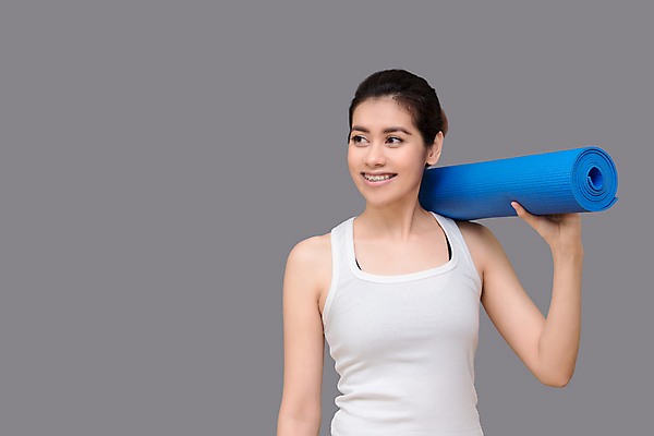 포토 JPG 해외이미지 응시 여자 다이어트 요가 회색배경 실내 건강 한명 들기 동양인 상반신 성인 운동복 운동 매트 성인여자한명만 해외포토 1 웰빙 시선 옷 백그라운드 모션 사람 인종 내부 회색 여자한명만 성인여자만 파일형식 이미지허브