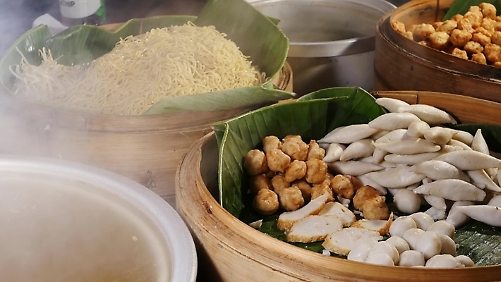 포토 JPG 해외이미지 전통 아시아 문화 음식 태국 거리 따뜻함 종류 육류 돼지고기 요리 동양인 사람없음 야외 가로 식당 식사 저녁식사 중국 카페 신선 도시 면 뜨거움 사발 시장 맛 수증기 먹기 무역 준비 매움 방콕 지역 모음 타운 소매 점심식사 경단 매각 이국적 해외포토 나라 산업 컨셉 식재료 모션 인종 상점 사기그릇 파일형식 이미지허브