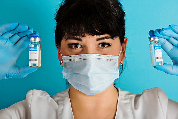 포토 JPG 해외이미지 백인 직업 여자 유니폼 의료기기 청소년 실내 병원 주사기 가면 한명 사람 성인 가로 약 장비 간호사 의사 잡기 보호 질병 팔 외과 돌봄 예방접종 전염병 해외포토 서양인 1 옷 컨셉 의학 모션 내부 신체부위 의료진 접종 파일형식 이미지허브