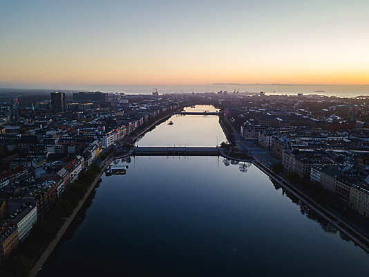포토 JPG 해외이미지 구름 유럽 도로 호수 여행 건축양식 교통시설 거리 안테나 덴마크 사람 사람없음 유행 여행객 일출 도시 역사 생태계 지역 방문 타운 스카이라인 여왕 드론 인기 코펜하겐 해외포토 자연요소 건축 나라 길 교통 통신 북유럽 노을 시설 파일형식 이미지허브