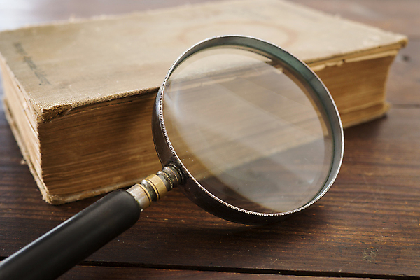 포토 JPG 해외이미지 돋보기 문구용품 사람없음 책 사무용품 책상 나무탁자 해외포토 가구 탁자 오브젝트 파일형식 이미지허브