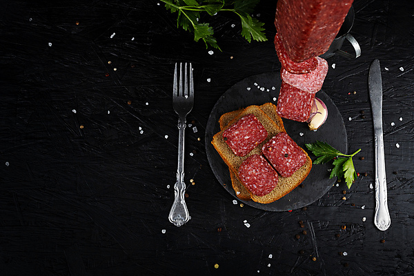 포토 JPG 해외이미지 전통 음식 백그라운드 탁자 마늘 육류 돼지고기 요리 사람없음 목재 빨간색 우주 검은색 식사 저녁식사 어둠 소고기 튀김 바위 시골 신선 뜨거움 소시지 맛 그릴 정상 바비큐 굽기 허브 향신료 소금 후추 로즈메리 훈제 내추럴 점심식사 살라미 해로움 해외포토 나무 식물 컬러 가구 컨셉 채소 식재료 재료 주방용품 돌_바위 가공식품 구이 향미료 파일형식 이미지허브