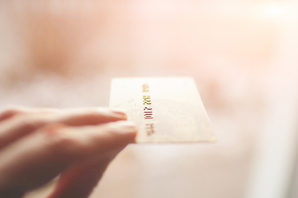 포토 JPG 해외이미지 손 종이 이동 컨셉 돈 비즈니스 설계 사람 성인 사람없음 금융 쇼핑 햇빛 세일 상점 흰색 잡기 비즈니스맨 절약 신용카드 황금 구매 플라스틱 무역 보안 상업 신분 결제 보여주기 유지 전자상거래 계좌 인출 비용 해외포토 남자 산업 컬러 모션 재질 안전 신체부위 경제 태양 직장인 재산 파일형식 이미지허브