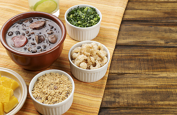 포토 JPG 해외이미지 전통 음식 오렌지 밥 콩 육류 돼지고기 요리 사람없음 갈색 검은색 식사 저녁식사 사발 소시지 맛 향신료 매움 베이컨 후추 브라질 점심식사 케일 핸드메이드 카피스페이스 브라질사람 해외포토 컬러 컨셉 채소 과일 식재료 곡류 공백 사기그릇 남아메리카 가공식품 향미료 파일형식 이미지허브