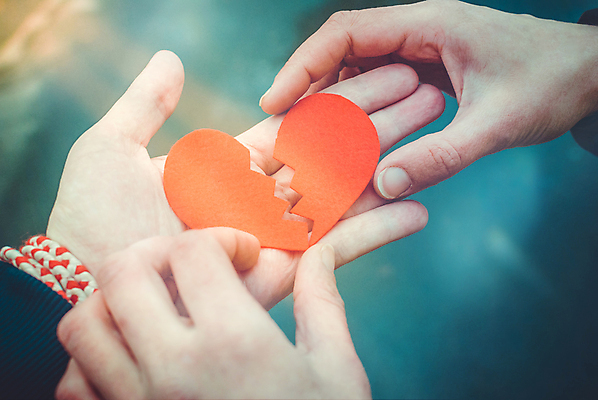 포토 JPG 해외이미지 손 커플 행복 감정 결혼 백그라운드 컨셉 2 가족 관계 결혼식 스트레스 건조 사랑 사람없음 빨간색 검은색 고통 슬픔 하트 수리 고독 연결 공격 충돌 심볼 사인 기회 싸움 찢어짐 약혼 문제 붕괴 다리찢기 나쁜 깨짐 단절 위기 이혼 해외포토 모양 컬러 모션 이벤트 신체부위 약속 파일형식 이미지허브