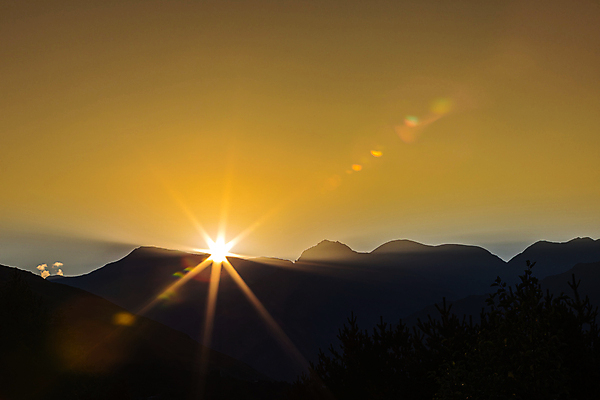 포토 JPG 해외이미지 여행 백그라운드 자연 하늘 아침 산 사람없음 야외 초록색 파란색 햇빛 태양 일출 계곡 일몰 새벽 광선 정상 숲 언덕 산악지대 생태학 산맥 해외포토 주간 자연요소 교육 컬러 노을 생태계 파일형식 이미지허브