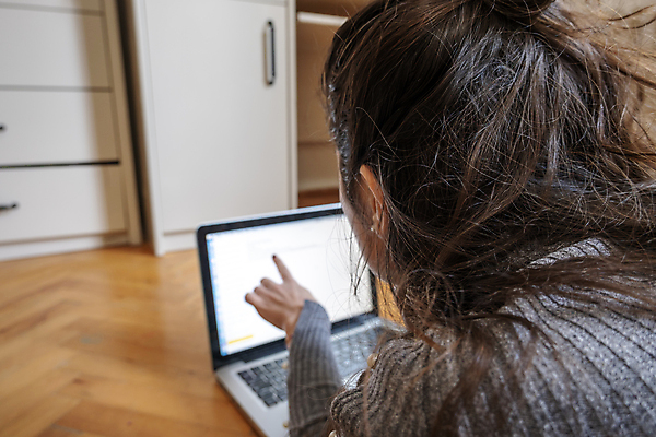 포토 JPG 해외이미지 백인 직업 학생 라이프스타일 응시 여자 행복 인터넷 비즈니스 침구 모바일 주택 갈색머리 실내 한명 미소 사람 성인 내부 파란색 노트북 컴퓨터 사무실 공책 웹 침실 방 침대 업무 네트워크 서핑 온라인 소셜 프리랜서 해외포토 서양인 1 헤어스타일 시선 감정 컬러 가구 문구용품 표정 건물 생활 전자제품 수상스포츠 작업 파일형식 이미지허브