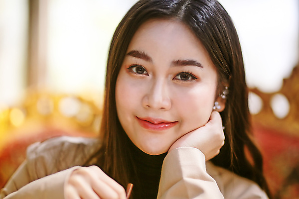 포토 JPG 해외이미지 모델 1 라이프스타일 헤어스타일 응시 여자 행복 감정 얼굴 포즈 백그라운드 자연 건강 한명 미소 사람 성인 야외 청춘 뷰티 유행 기쁨 표현 자신감 피부 긍정 내추럴 스타일 해외포토 시선 컨셉 표정 생활 신체부위 생태계 파일형식 이미지허브