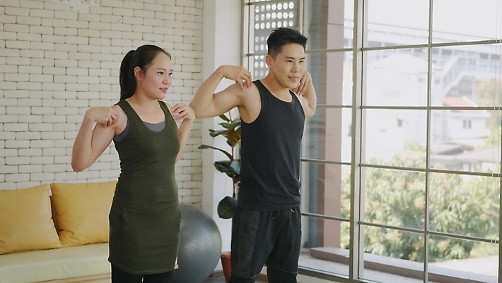 포토 JPG 해외이미지 모양 라이프스타일 커플 행복 스포츠 운동화 2 신체 가족 모션 태국 주택 실내 건강 미소 사람 앉기 동양인 두명 친구 운동복 운동 강사 힘 매트 작업 구부린 날씬함 연습 체육관 바디케어 복근 지원 헬프 해외포토 직업 옷 감정 아시아 신발 관계 근육 표정 인종 내부 건물 생활 도움 몸매 파일형식 이미지허브