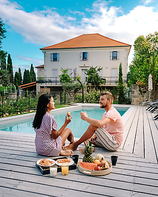 포토 JPG 해외이미지 백인 라이프스타일 커플 수영복 행복 여행 결혼 2 관계 호텔 부동산 휴가 휴식 주택 수영장 함께함 사람 야외 두명 물 파란색 수영 방 고급 빌라 휴양지 방갈로 리빙 해외포토 자연요소 서양인 옷 감정 컬러 컨셉 숙소 이벤트 건물 생활 장소 수상스포츠 재산 파일형식 이미지허브