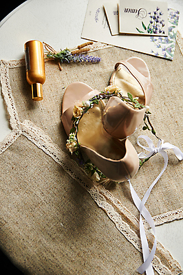 포토 JPG 해외이미지 꽃 구두 결혼 사람없음 화관 로맨틱 청첩장 라벤더 공병 스몰웨딩 해외포토 식물 신발 컨셉 카드_감사 이벤트 허브 병_담는 파일형식 이미지허브