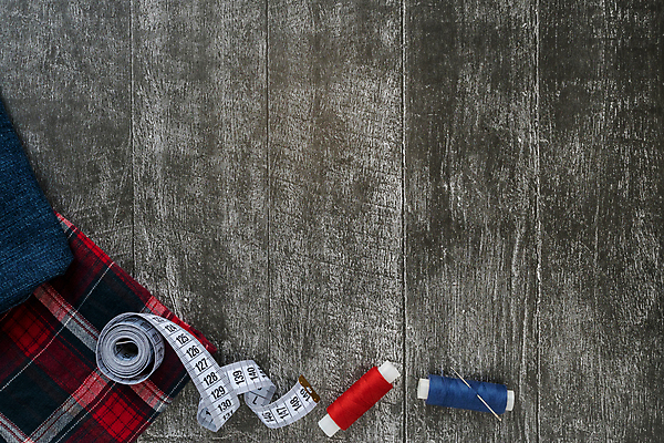 포토 JPG 해외이미지 디자인 드레스 옷 여자 남자 산업 백그라운드 비즈니스 취미 사람없음 빨간색 파란색 유행 장비 수확 흰색 공구 청바지 직물 면 업무 작업실 실 정상 바느질 오브젝트 테이프 실타래 얼레 재단 재단사 카피스페이스 해외포토 직업 컬러 농업 바지 문구용품 사람 공백 도구 작업 파일형식 이미지허브