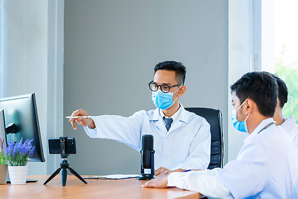 포토 JPG 해외이미지 백인 직업 유니폼 청진기 회의 협력 건강 병원 가면 사람 치료 세명 컴퓨터 약 고통 만남 환자 간호사 의사 실험복 자신감 그룹 실험실 바이러스 어플리케이션 질병 토론 동료 다문화 돌봄 해외포토 서양인 옷 감정 컨셉 비즈니스 의학 관계 의료기기 모션 실험 전자제품 의료진 가운 사회이슈 파일형식 이미지허브