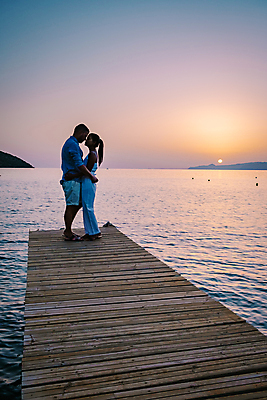 포토 JPG 해외이미지 커플 여자 남자 행복 실루엣 호수 바다 여행 가족 휴가 휴식 풍경 성인 야외 두명 햇빛 일몰 그리스 방파제 성인만 해외포토 공공시설 감정 유럽 컨셉 관계 촬영기법 사람 태양 노을 파일형식 이미지허브