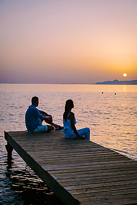포토 JPG 해외이미지 커플 여자 남자 행복 실루엣 호수 바다 여행 가족 휴가 휴식 앉기 풍경 성인 야외 두명 햇빛 일몰 그리스 방파제 성인만 해외포토 공공시설 감정 유럽 컨셉 관계 모션 촬영기법 사람 태양 노을 파일형식 이미지허브