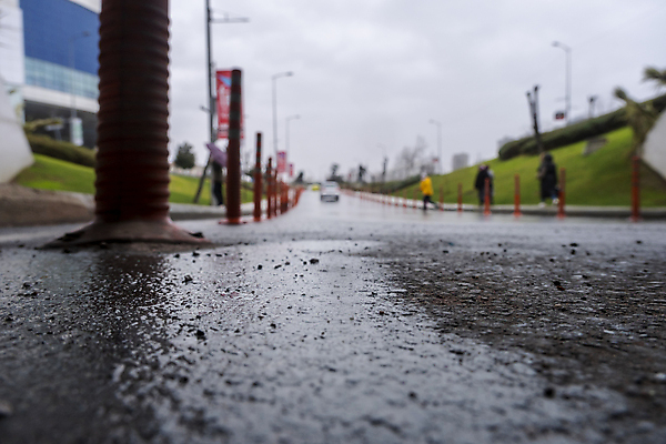 포토 JPG 해외이미지 계절 산업 도로 교통시설 모션 자동차 자연 하늘 바람 날씨 거리 사람 풍경 사람없음 야외 건물 물 파란색 빛 도시풍경 햇빛 운전 젖음 추위 도시 보행자 떨어짐 아스팔트 홍수 빗방울 웅덩이 타운 빗물 블러 카피스페이스 해외포토 자연요소 건축물 길 육상교통 컬러 교통 컨셉 태양 공백 비_날씨 자연재해 시설 생태계 파일형식 이미지허브