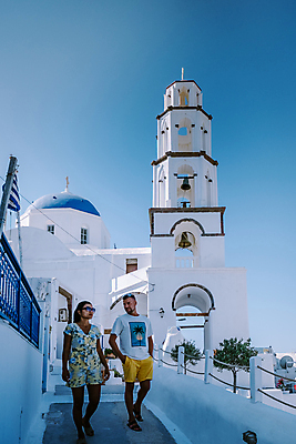 포토 JPG 해외이미지 라이프스타일 커플 여자 남자 유럽 바다 섬 여행 휴가 성인 두명 여행객 탑 신혼여행 도시 도심 지중해 그리스 산토리니 성인만 해외포토 건축물 나라 결혼 관계 사람 생활 파일형식 이미지허브