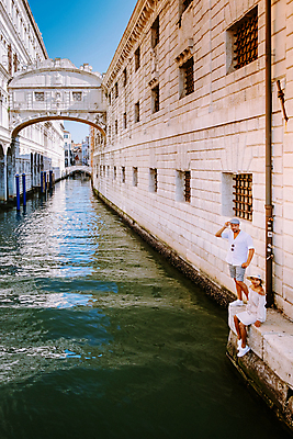 포토 JPG 해외이미지 커플 남자 유럽 여행 건축양식 휴가 거리 두명 건물 물 파란색 도시풍경 컬러풀 성당 교회 여행객 이탈리아 도시 보트 역사 곤돌라 지중해 그림 운하 베네치아 방문 바실리카 옛날 해외포토 자연요소 건축물 건축 나라 바다 컬러 배_교통 관계 종교건축 사람 풍경 파일형식 이미지허브