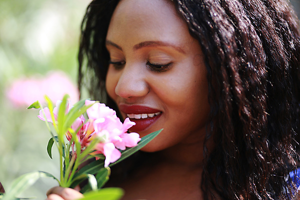 포토 JPG 해외이미지 모델 라이프스타일 헤어스타일 드레스 공원 여자 행복 얼굴 포즈 자연 한명 인종 야외 초록색 여름 뷰티 유행 검은색 자유 시골 우아함 긍정 내추럴 남아프리카 스타일 해외포토 1 옷 계절 공공시설 감정 컬러 컨셉 아프리카 사람 생활 신체부위 생태계 파일형식 이미지허브