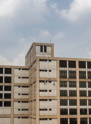포토 JPG 해외이미지 직업 외관 남자 밧줄 백그라운드 건축양식 창문 유리 노동자 매달리기 안전 사람 사람없음 야외 건물 사무실 반사 믿음 탑 장비 업무 그룹 재산 수리 보호 위험 서비스 시설 보안 오르기 장면 광택 세탁기 유지 경영 잔물결 줄서기 해외포토 건축물 건축 감정 물결 줄 컨셉 비즈니스 모션 재질 금융 가전제품 작업 파일형식 이미지허브