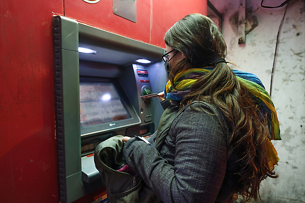포토 JPG 해외이미지 백인 라이프스타일 손 여자 무기 지폐 돈 비즈니스 한명 사람 성인 금융 경제 달러 스크린 기계 타이핑 잡기 도시 신용카드 재산 암호 고객 서비스 투자 전자 계산서 ATM 계좌 자동 해외포토 서양인 1 모션 생활 신체부위 파일형식 이미지허브