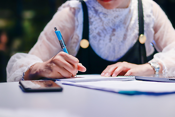 포토 JPG 해외이미지 직업 손 응시 여자 컨셉 인터넷 비즈니스 노동자 직장 피곤 사람 성인 사람없음 금융 노트북 스마트폰 컴퓨터 사무실 계산기 흰색 업무 비즈니스우먼 중앙 야간 저녁 스마트 책상 문서 야근 해외포토 자연요소 시선 컬러 가구 회사 문구용품 신체부위 경제 전자제품 핸드폰 스마트기기 장비 작업 직장인 파일형식 이미지허브