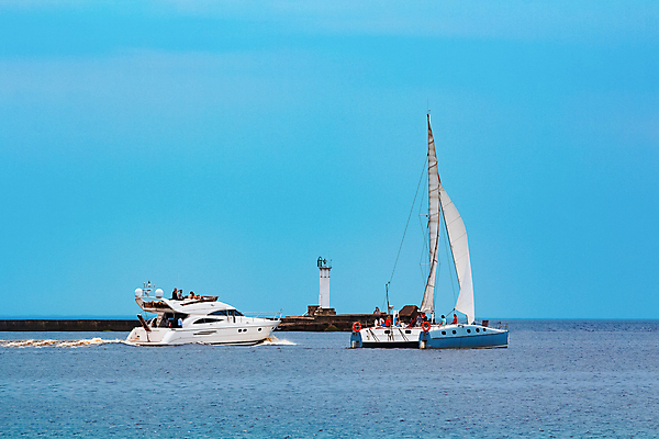 포토 JPG 해외이미지 주간 바다 요트 항해 사람없음 야외 모터보트 해외포토 자연요소 배_교통 파일형식 이미지허브