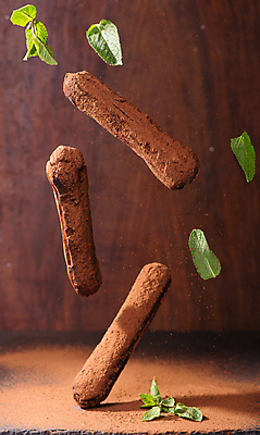 포토 JPG 해외이미지 디저트 실내 사람없음 공중 세개 달콤 떨어짐 민트 코코아가루 프랑스음식 에클레어 해외포토 음식 컨셉 서양음식 3 내부 맛 가루 허브 파일형식 이미지허브